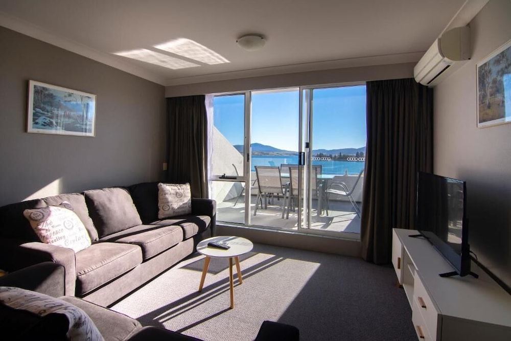 Horizons Lake Jindabyne 51/80