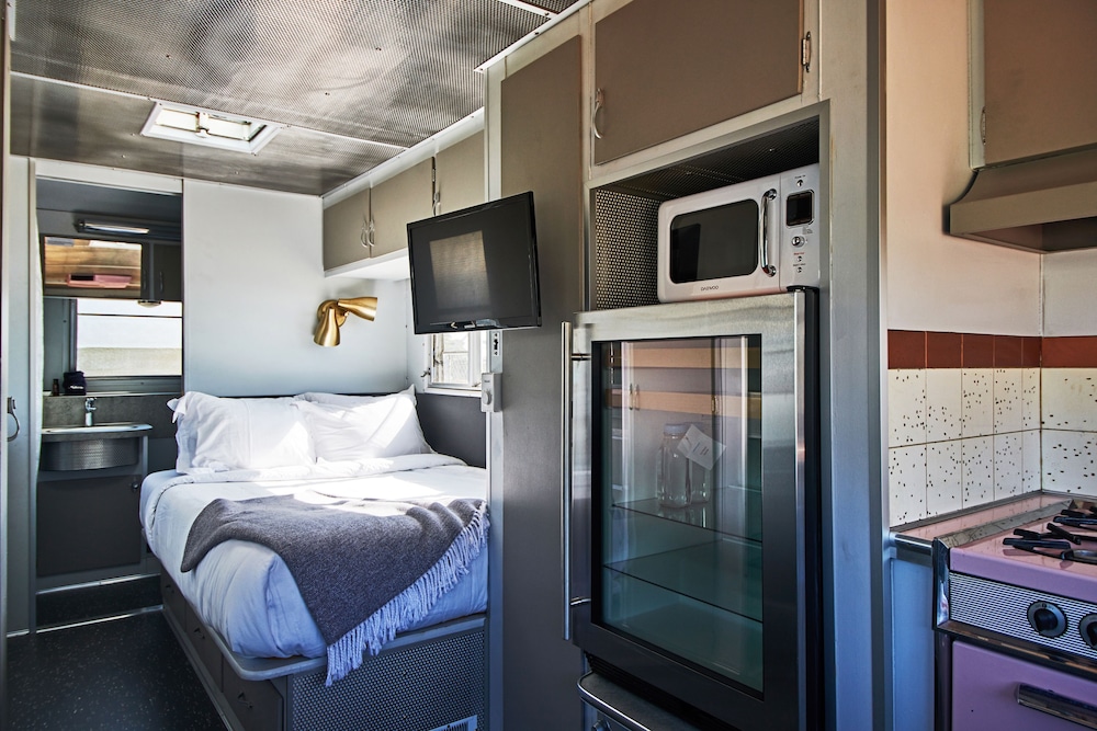 Wonderland, Alice, Premium, 1 Queen and 1 Double Bed، Waypoint Ventura 2/3