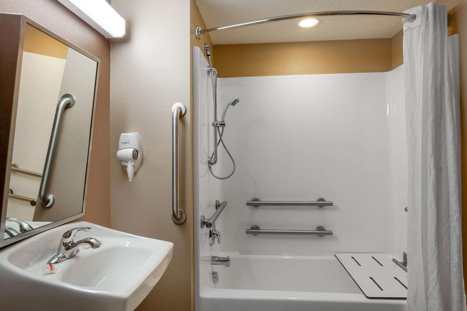 MICROTEL INN & SUITES BY WYNDHAM COLUMBIA/AT FORT JACKSON 33/34
