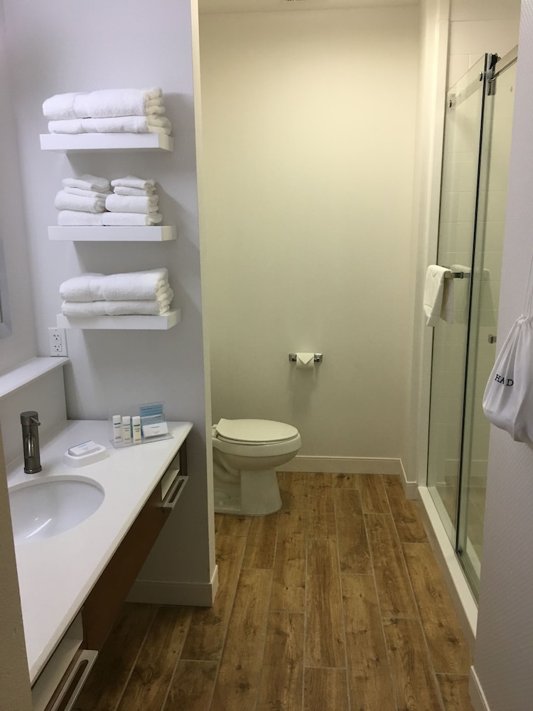 Hampton Inn McPherson KS 29/56