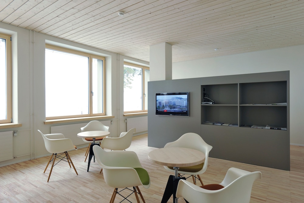 Youth Hostel 38/63