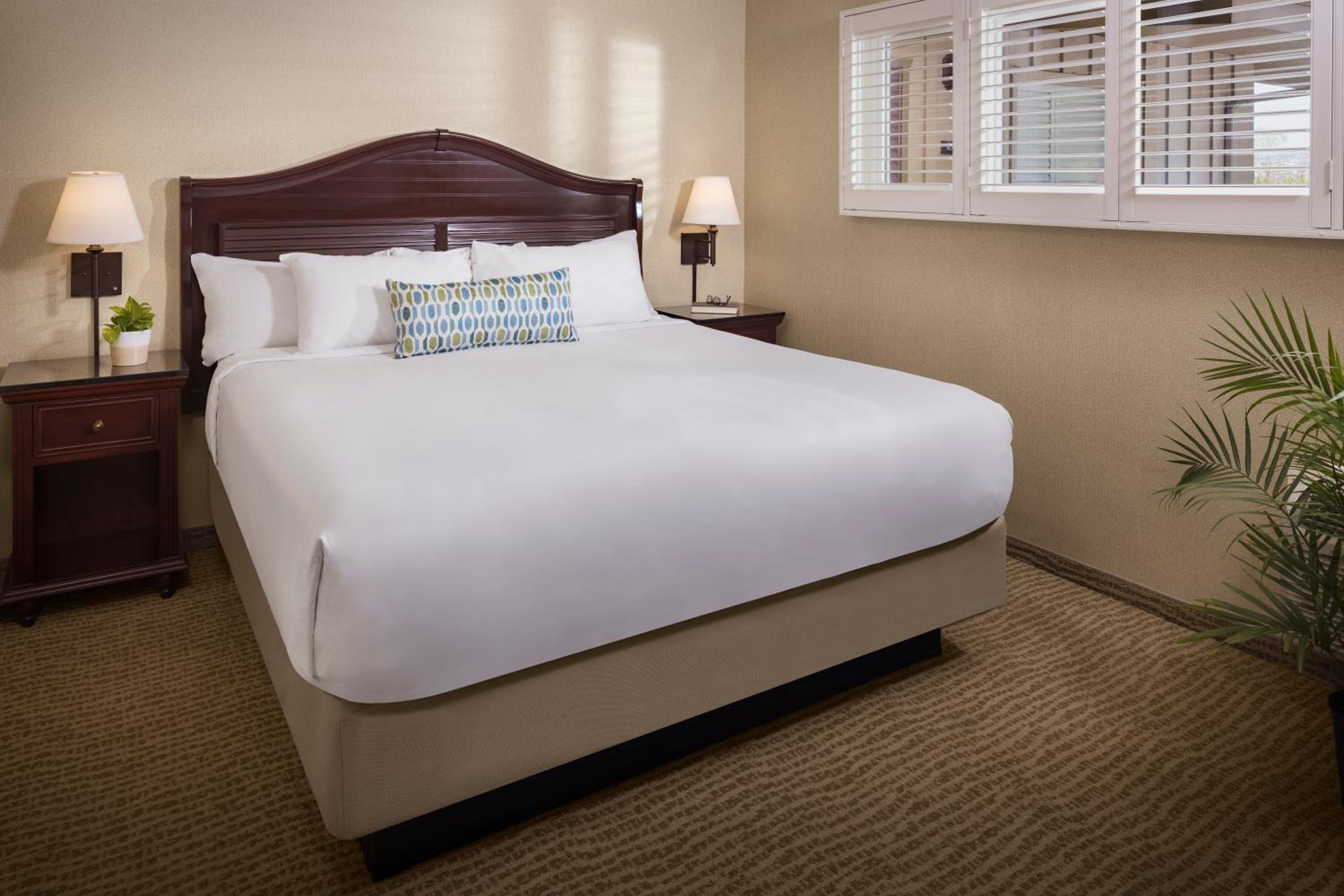 Suite, King Bed, Bay Front