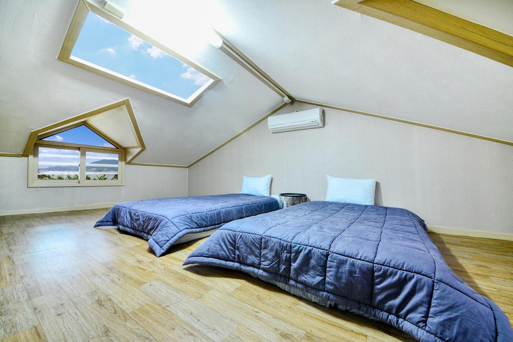 Tongyeong Mongdol House Pension 8/50