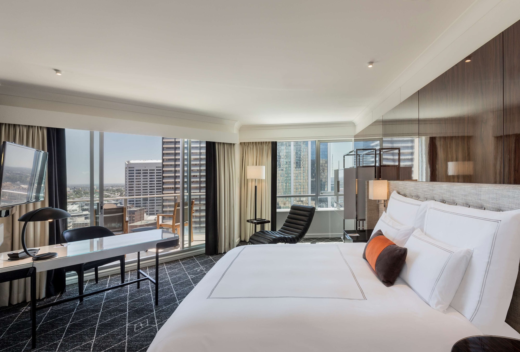 ROOM, KING BED, BALCONY, CORNER