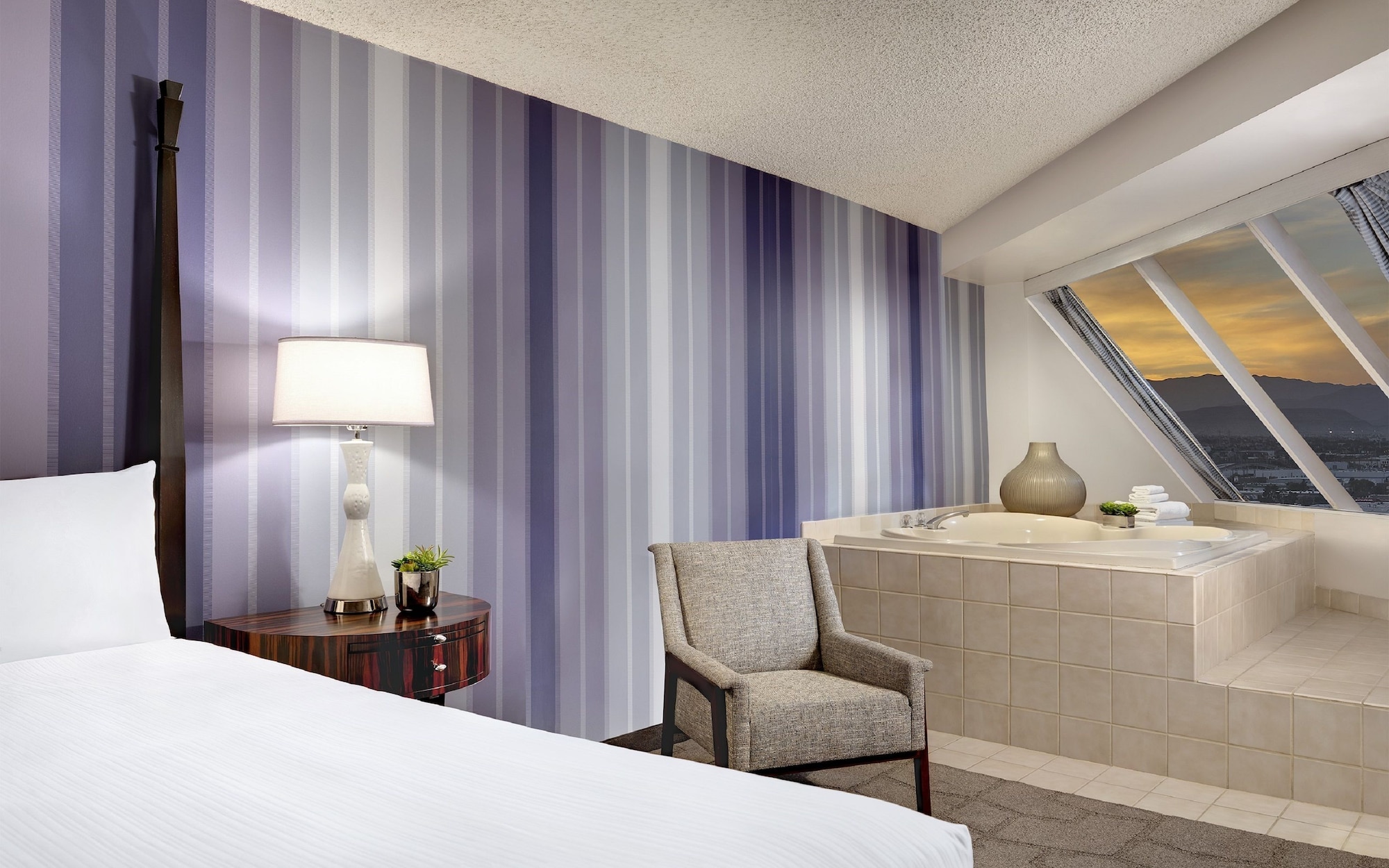 PYRAMID, SUITE, 2 QUEEN BEDS, CORNER