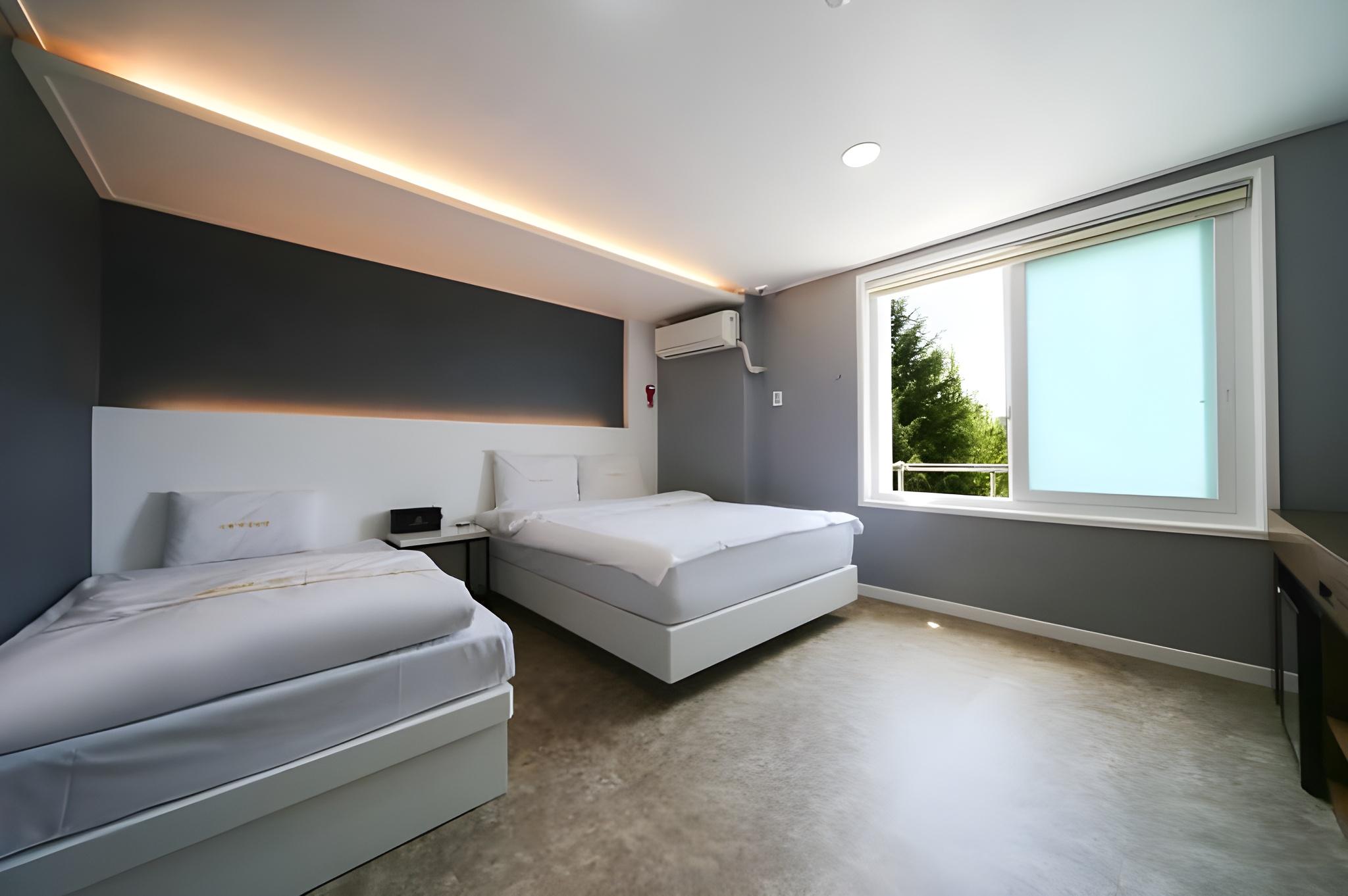 Deluxe, 1 Double and 1 Single Bed