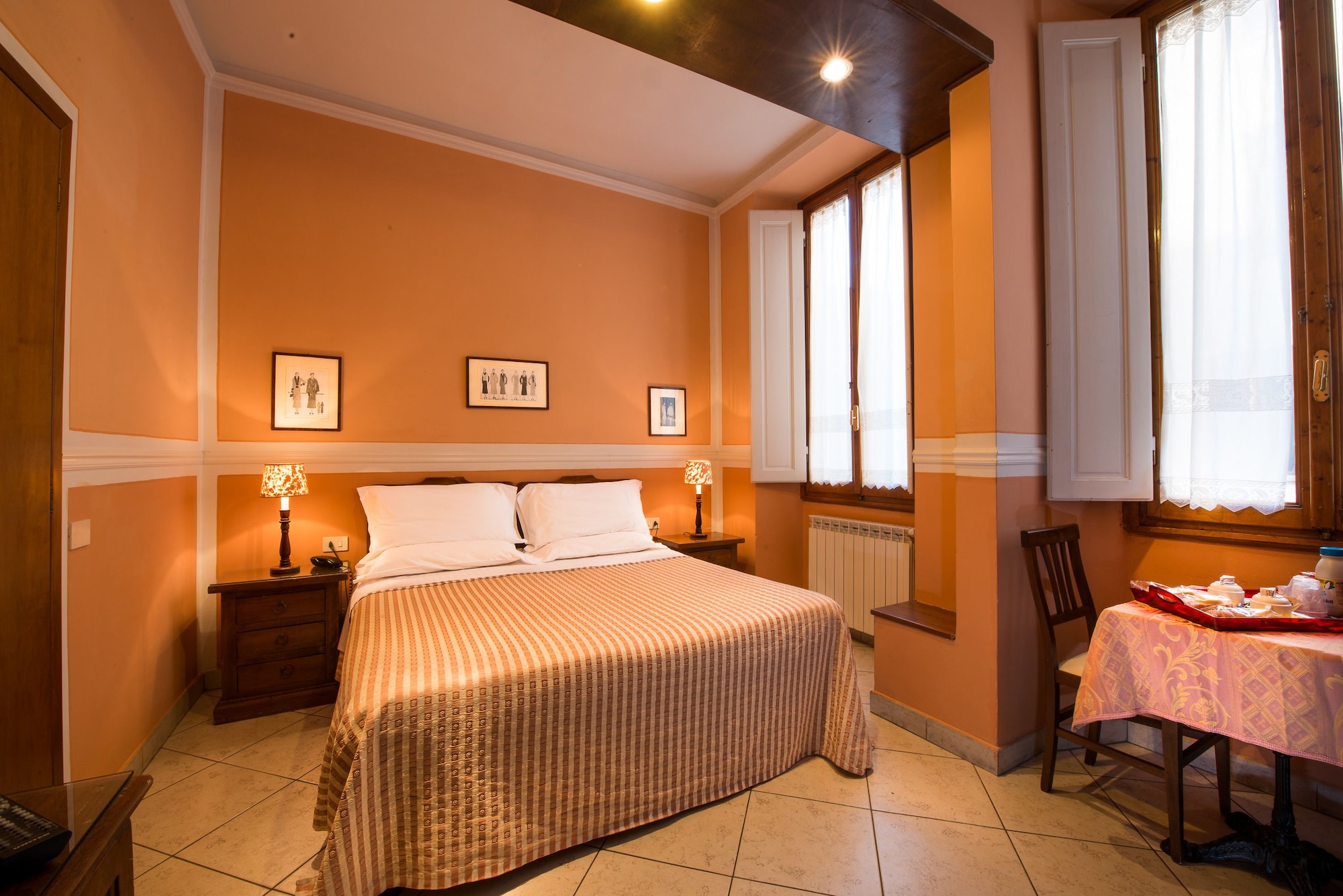 ROOM, DOUBLE BED