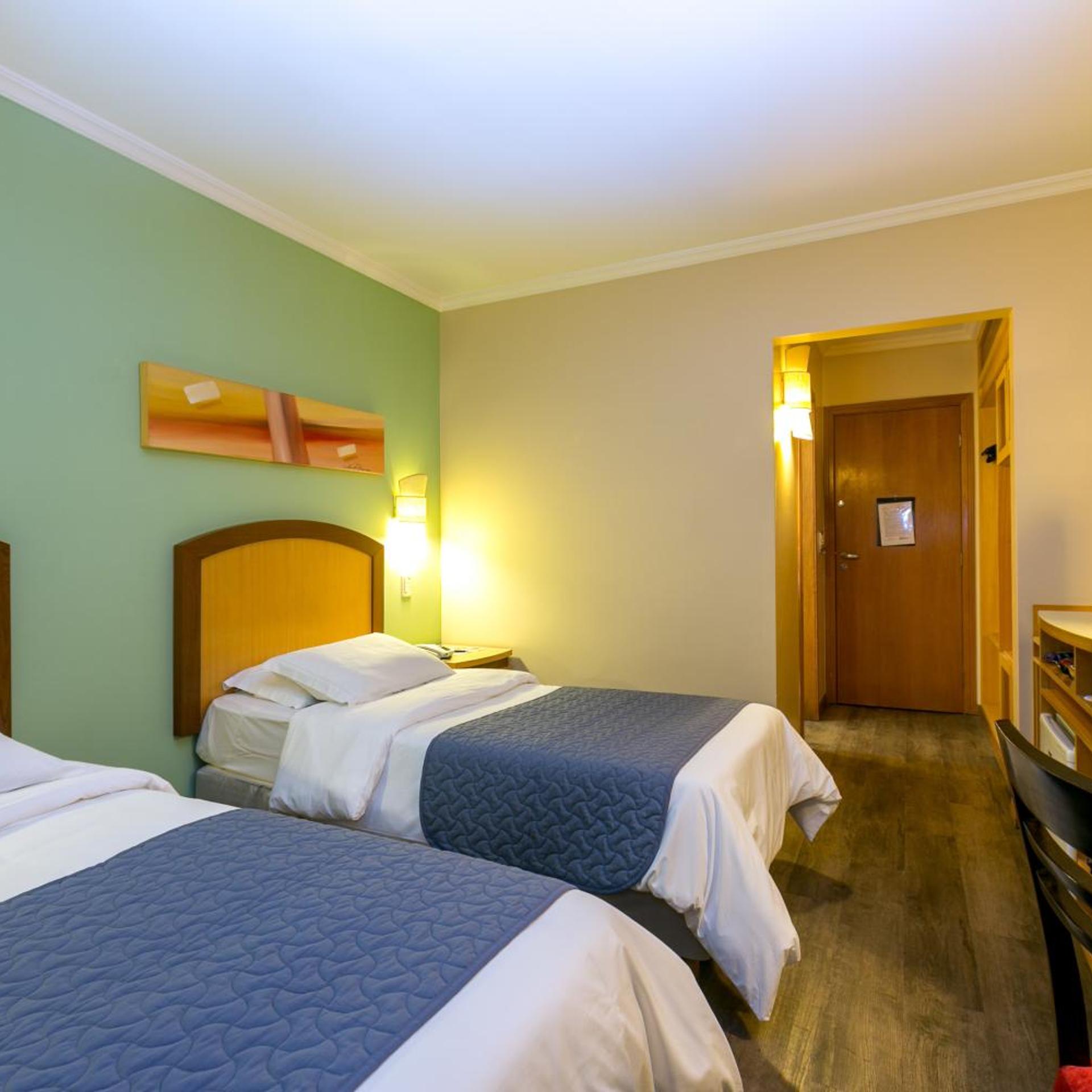 Hotel Exclusivo 10/27