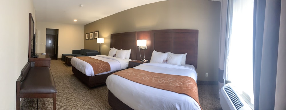 Upgrade, 1 King and 2 Queen Beds