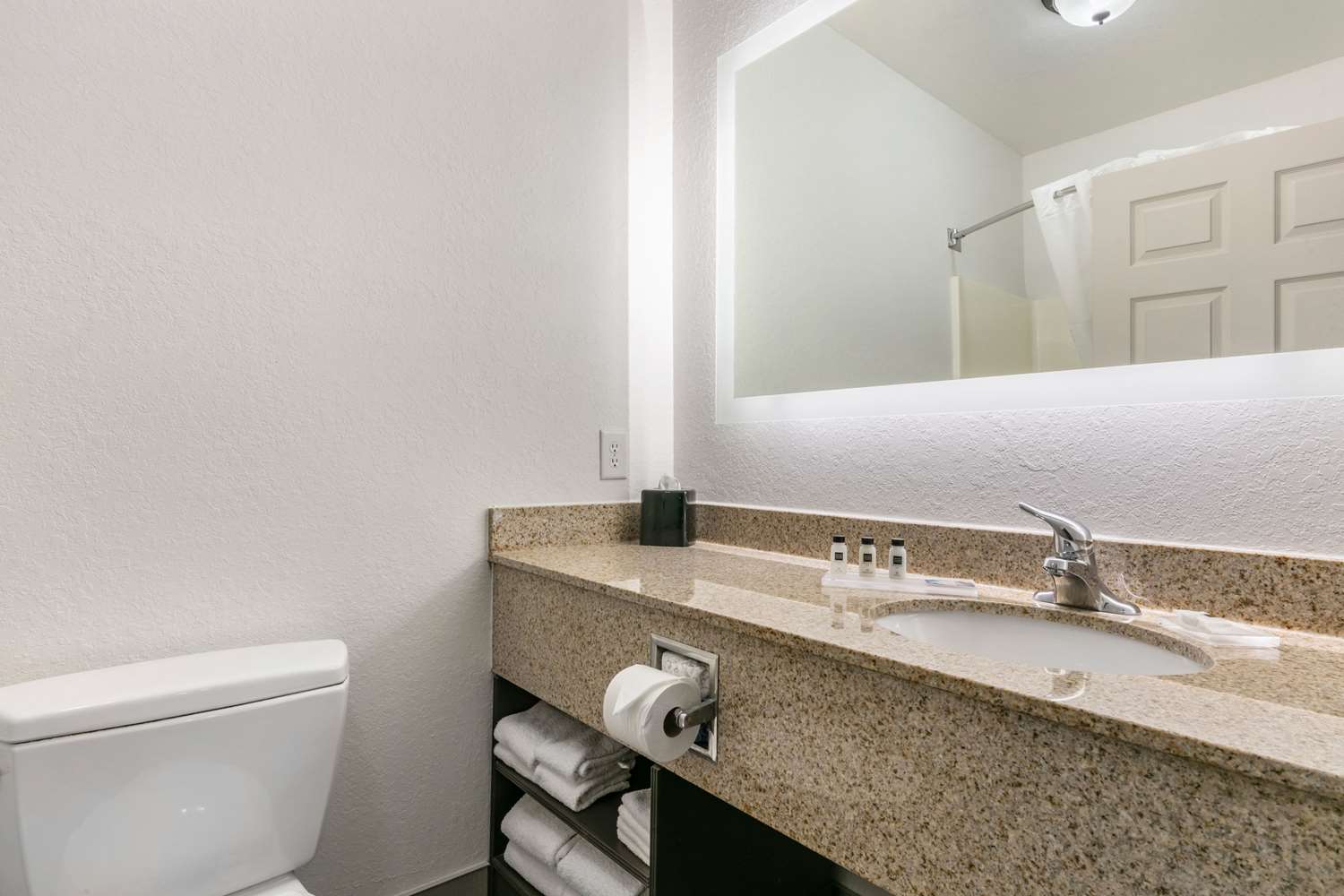 Suite, King Bed, Clarion Pointe Columbus-Bradley Park 4/4