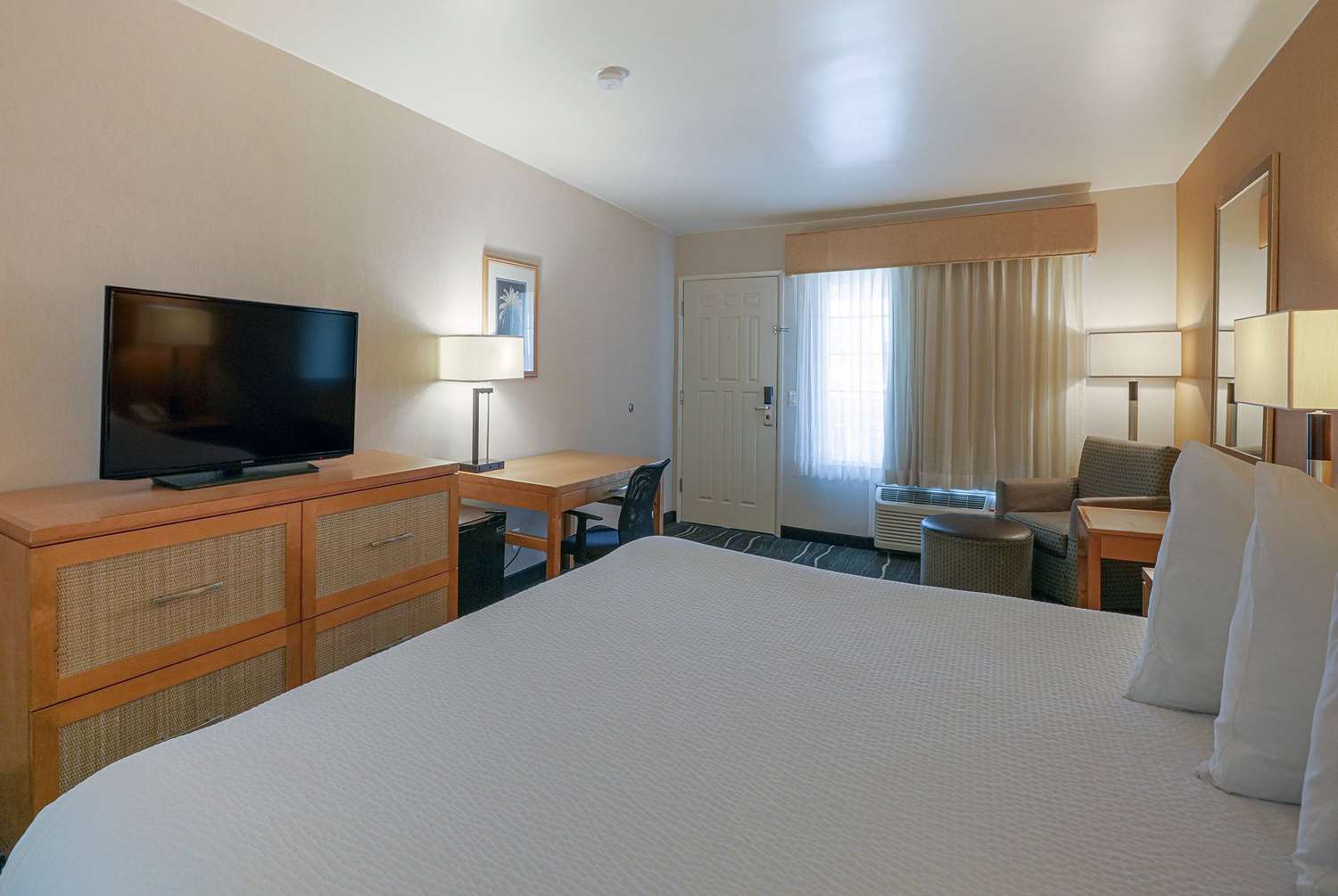 Ramada By Wyndham Costa Mesa/Newport Beach 11/38