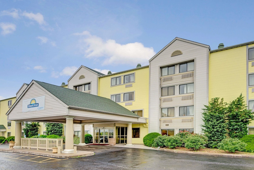 Days Inn & Suites By Wyndham Kansas City South 1/43