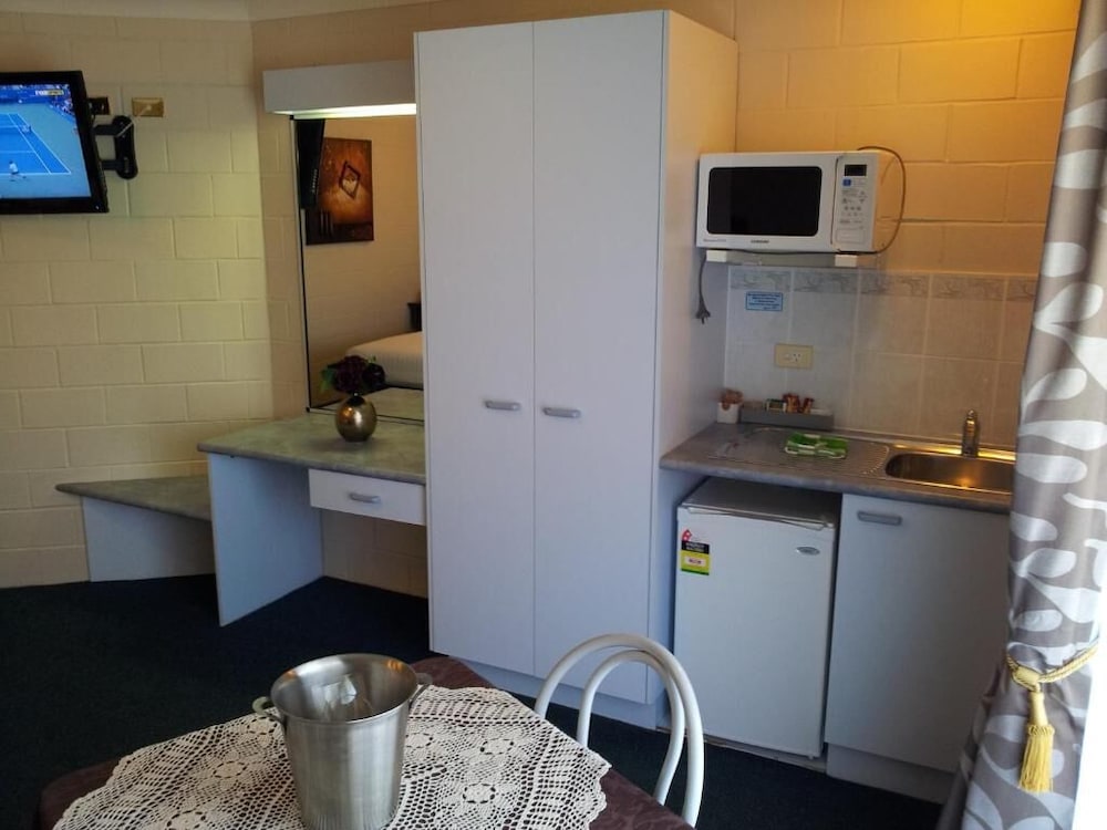 ADMIRAL NELSON MOTOR INN 44/52