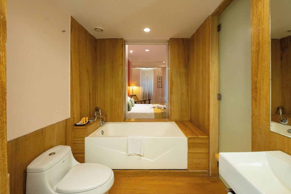 Courtyard, King Bed, Bathtub, O Hotel Goa, Candolim Beach 5/5
