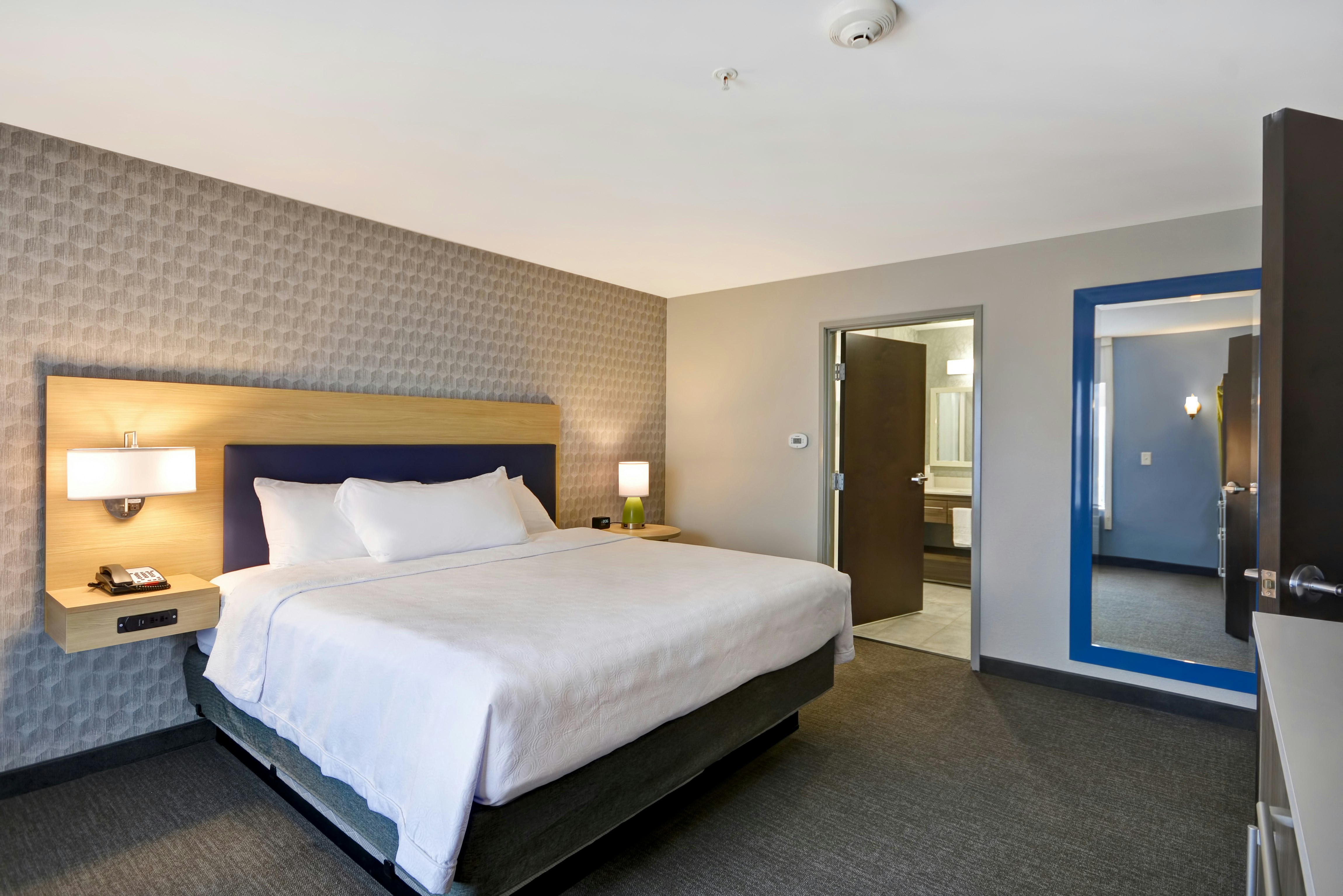 1 BEDROOM, SUITE, KING BED