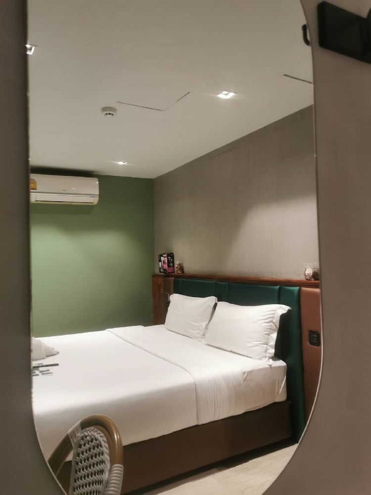 BASIC, DOUBLE BED, SHARED BATHROOM