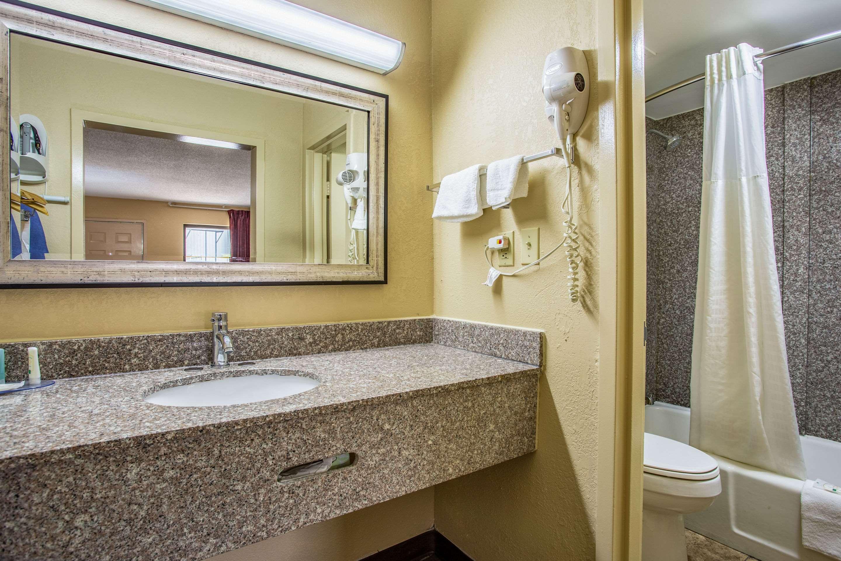 غرفة بسرير كينج، Quality Inn Bowling Green South 4/6