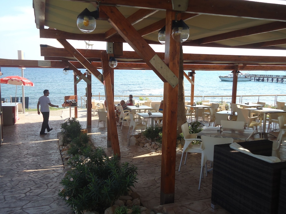 Evalena Beach Hotel 17/28