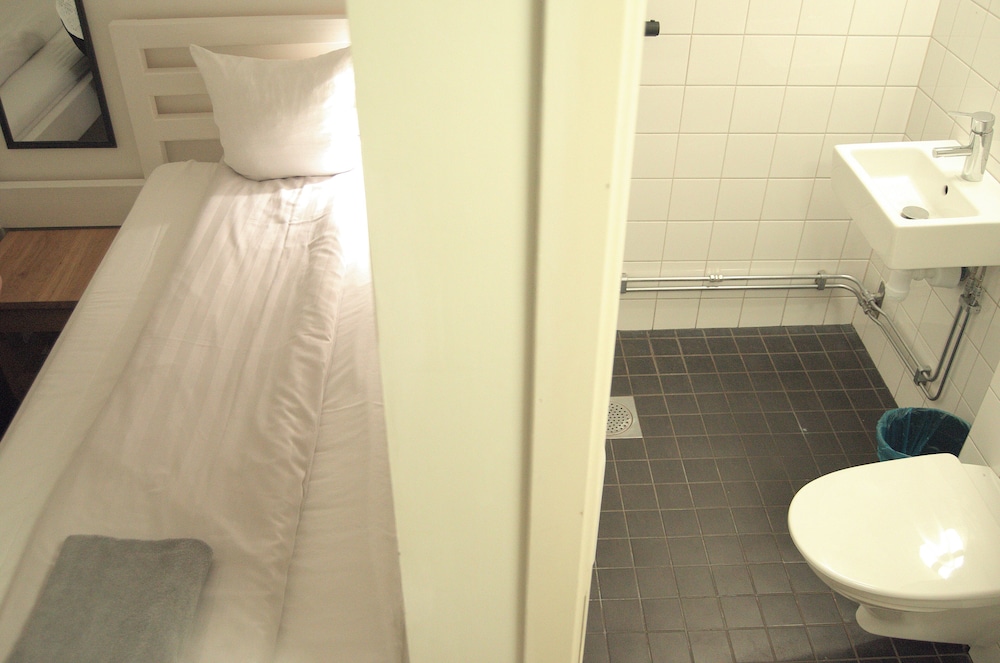 Basic, Twin Beds, No Window, Private Bathroom