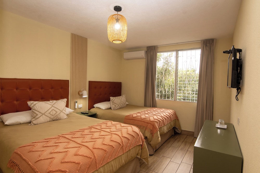 In and Out Hotel 28/65