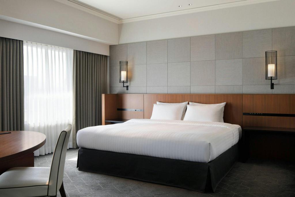 Junior Suite, King Bed, Executive Lounge Access, High Floor