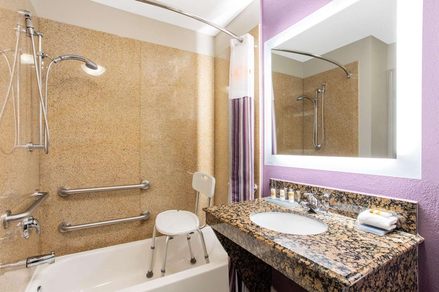 La Quinta Inn Suites Hillsboro 44/46