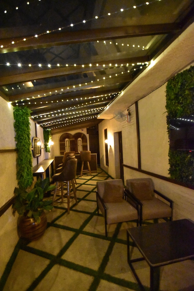 Pearl Gate Hotel 25/50