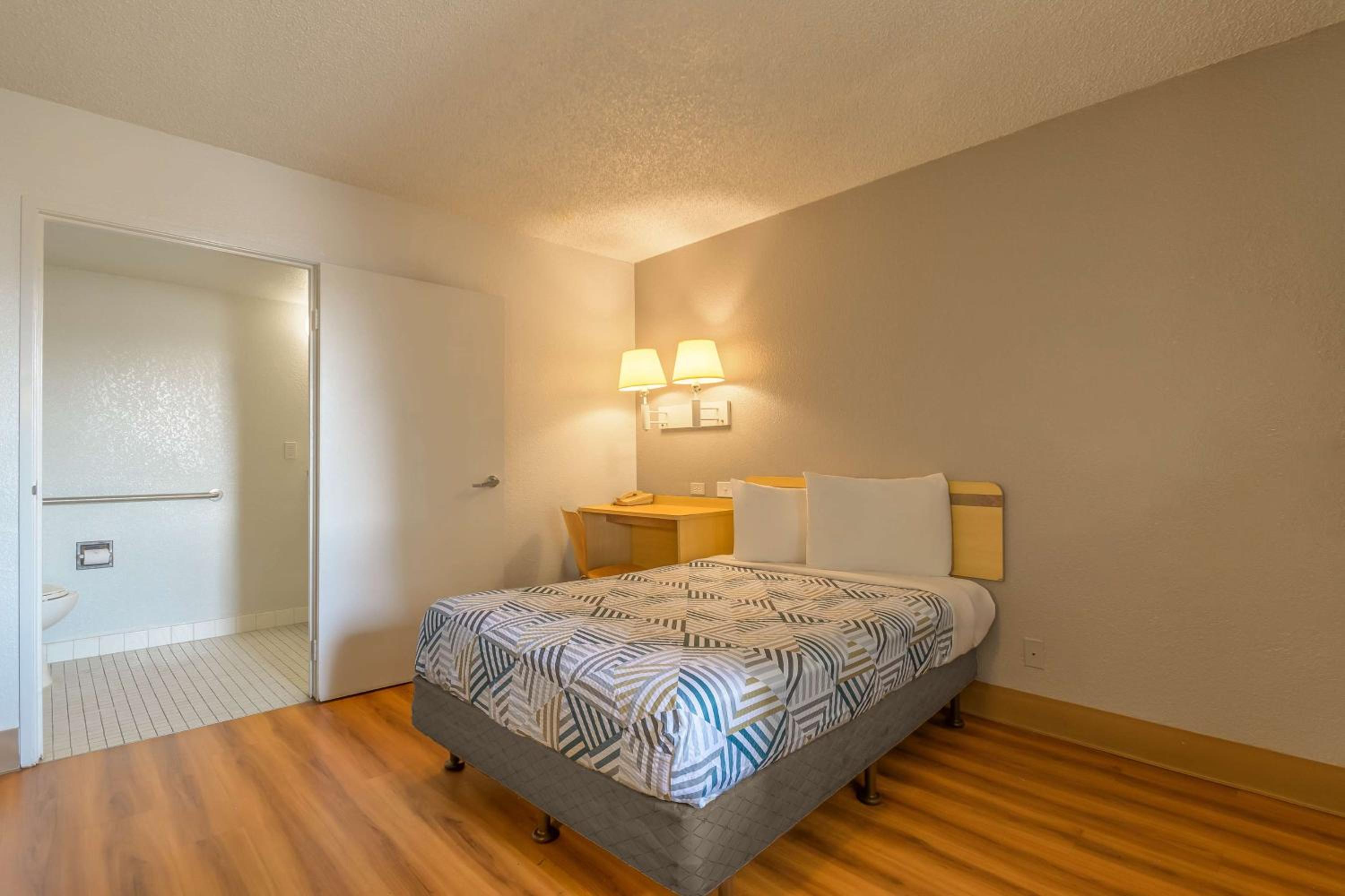 2 Full Beds - Renovated, Mini Fridge