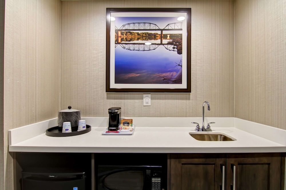 Hampton Inn and Suites by Hilton Saskatoon Airport 25/39