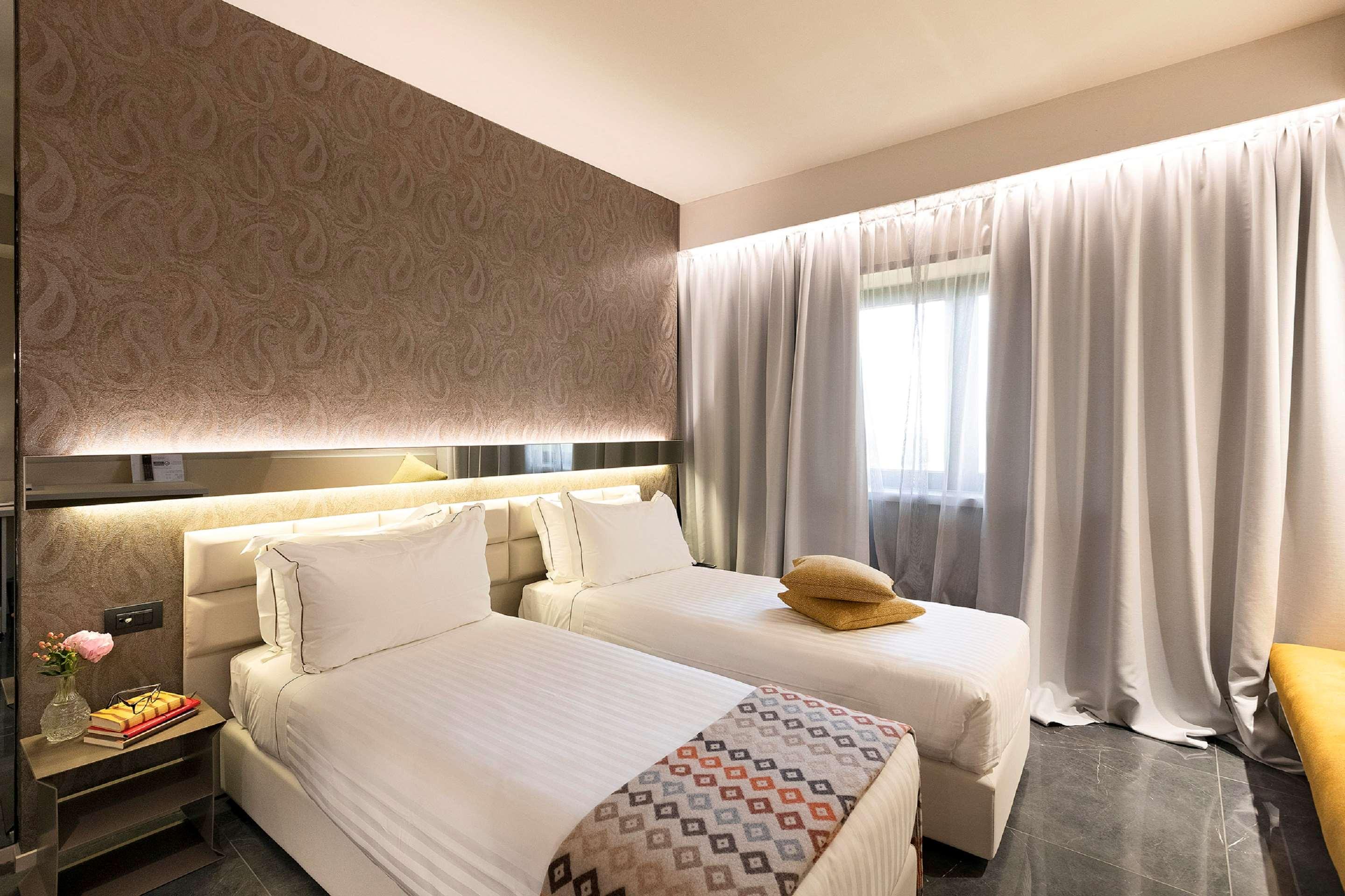 DELUXE, TWIN BEDS