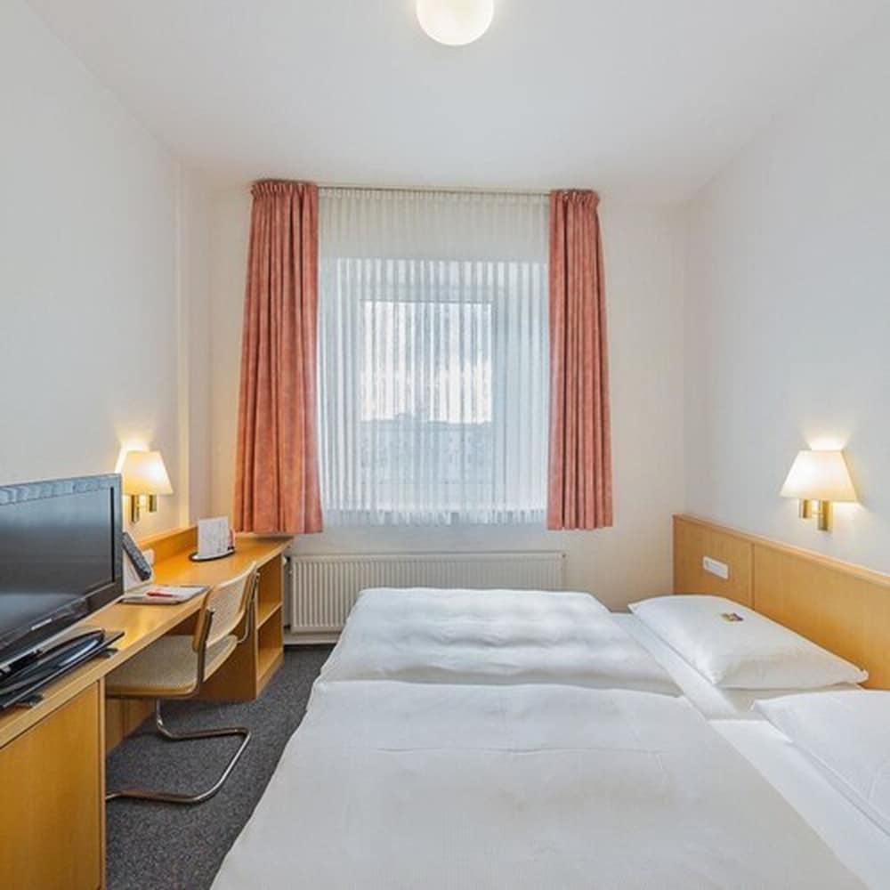 Standard, Queen Bed
