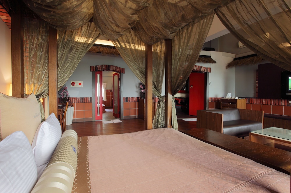 Regale Villa Hotel 20/73