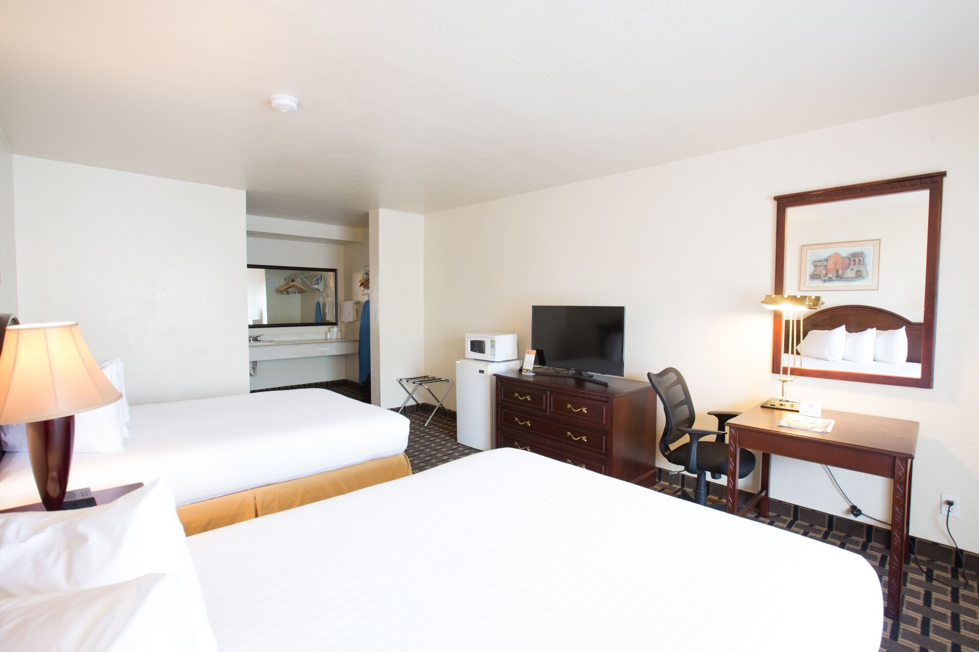 STANDARD, 2 QUEEN BEDS
