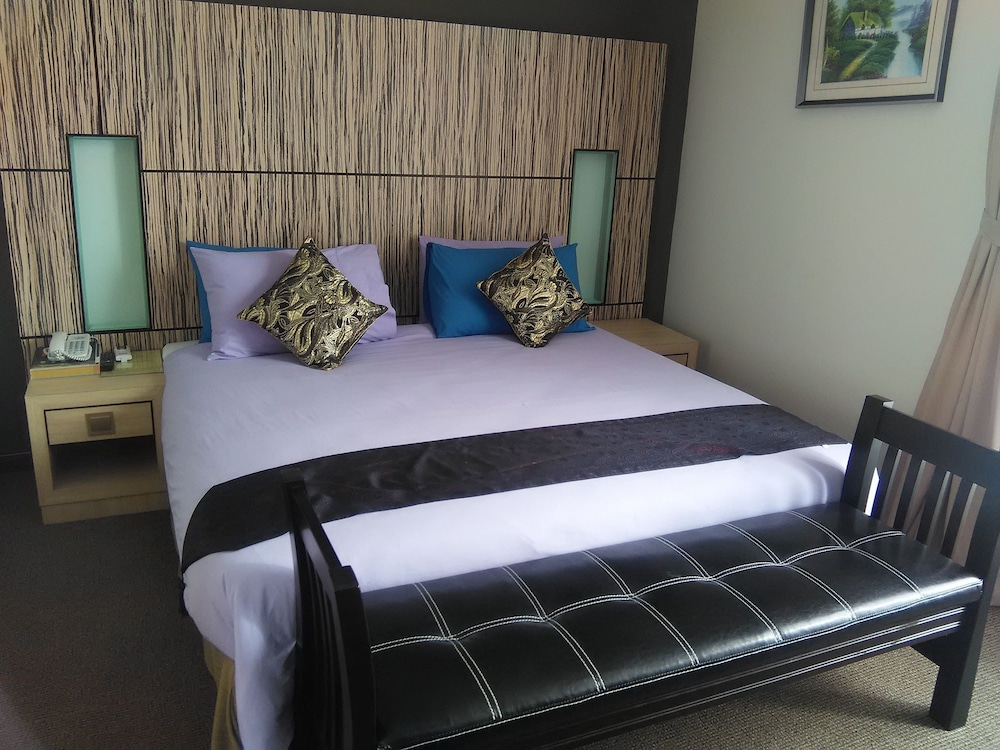 EXECUTIVE, KING BED