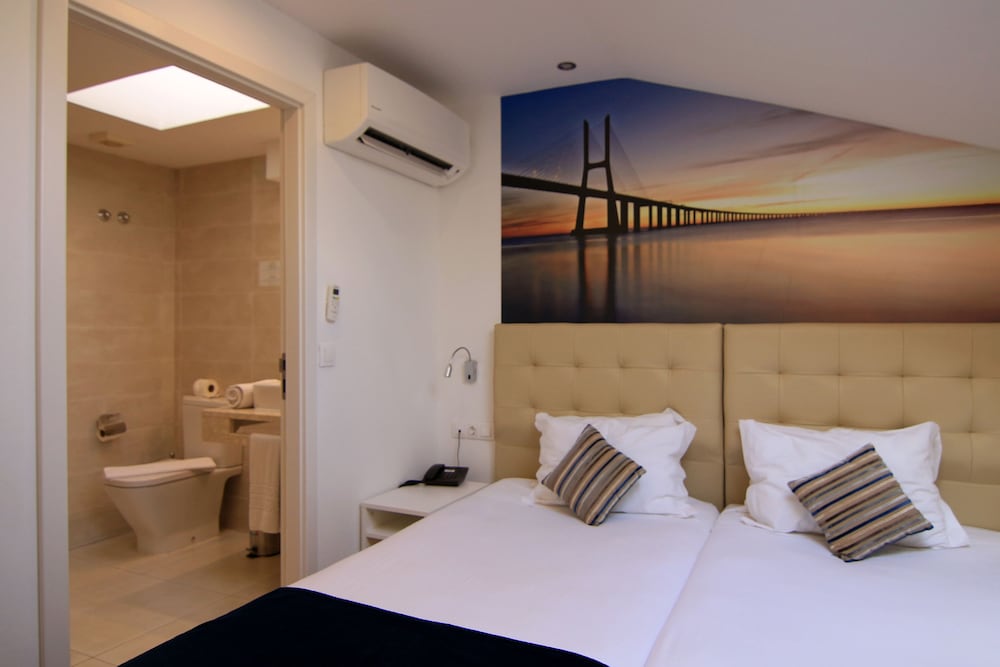 ROOM, TWIN BEDS