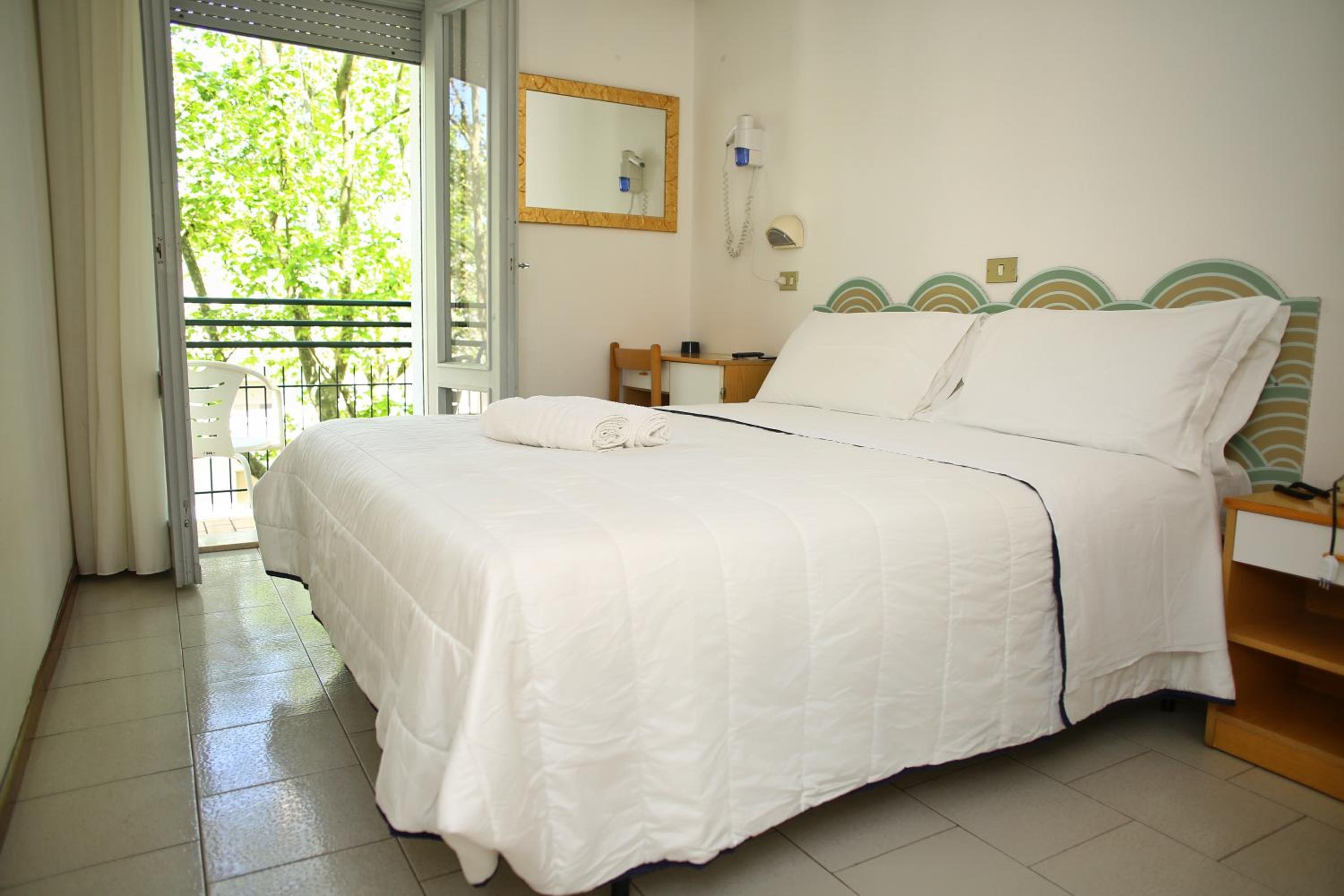 Room, Queen Bed, Hotel Kristalex 2/7