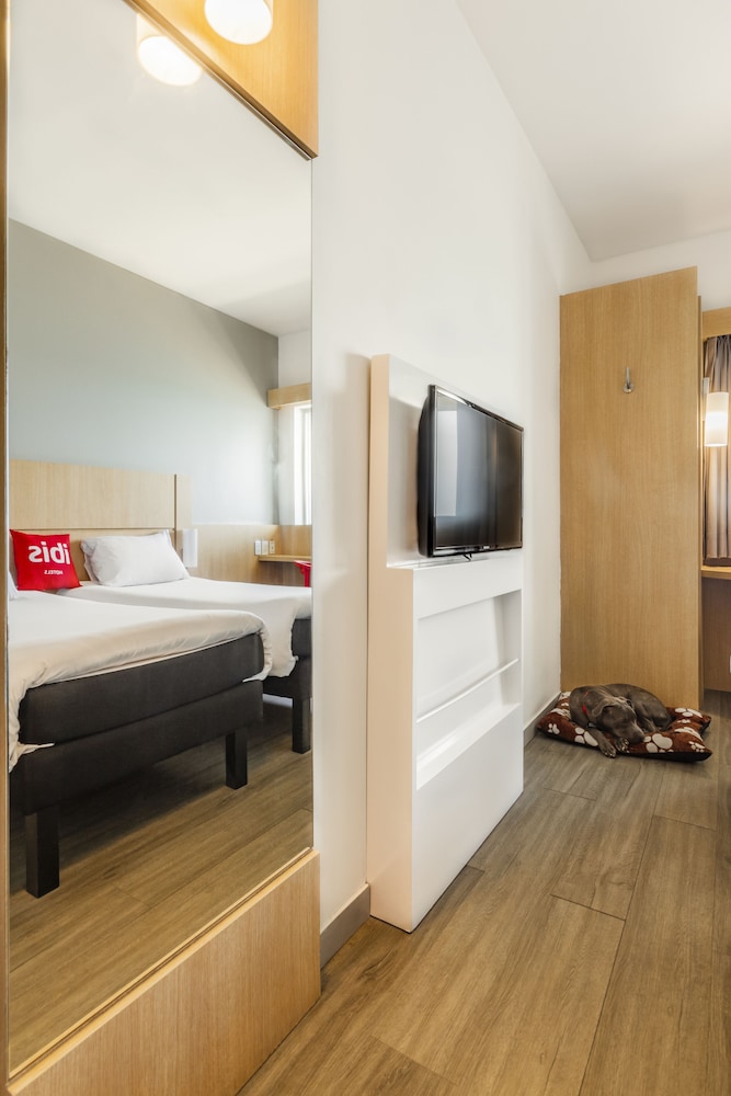 غرفة قياسية بسريرين منفصلين بإطلالة على البحر، IBIS CARTAGENA MARBELLA 2/5