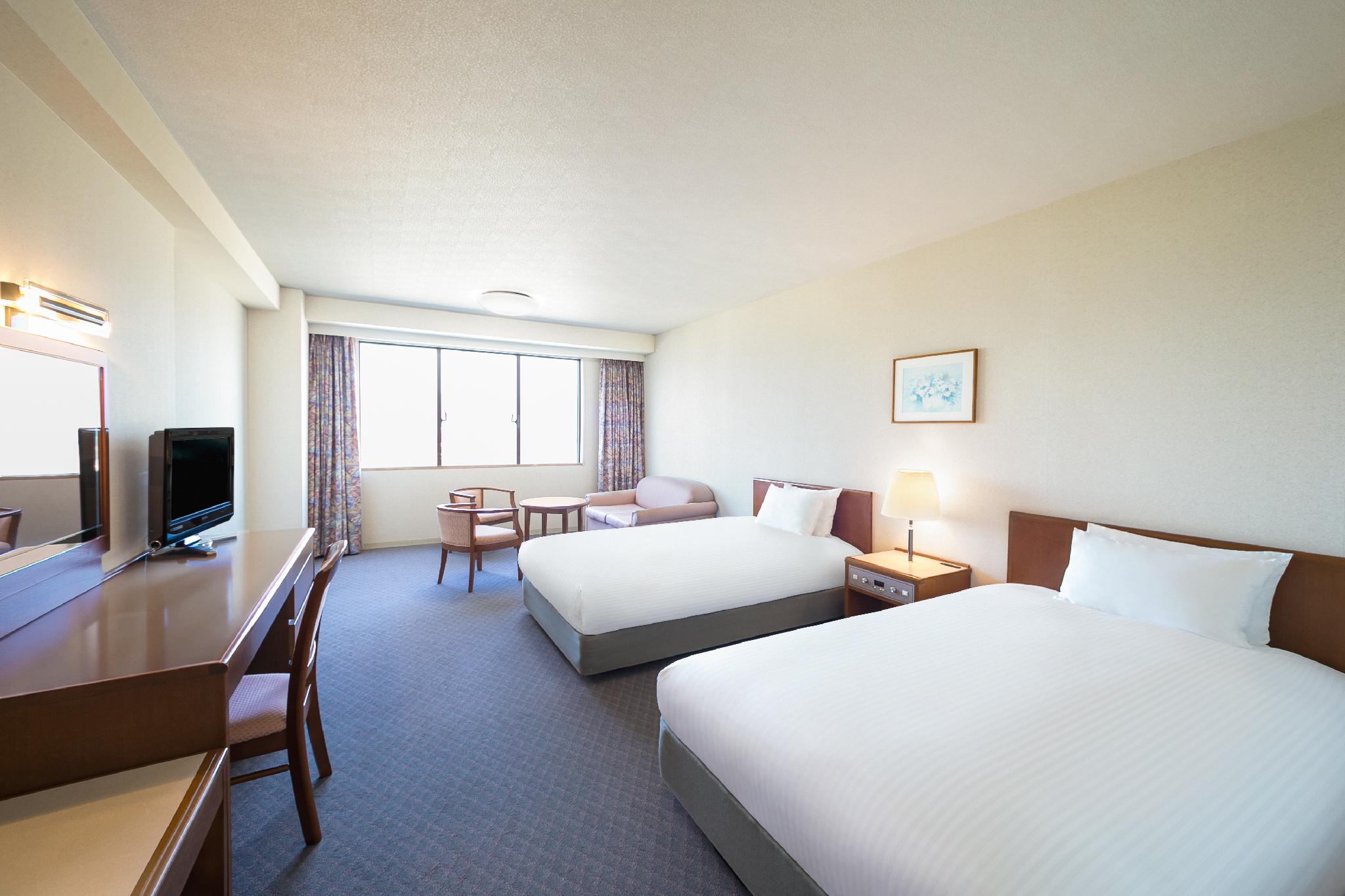 غرفة كلاسيكية بسريرين منفصلين بإطلالة على البحيرة مع دخول الصالة