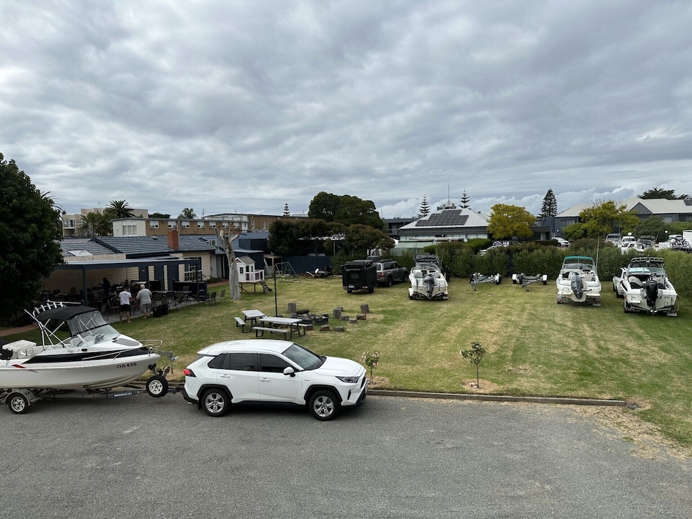 Lakeside Motel Waterfront 65/80