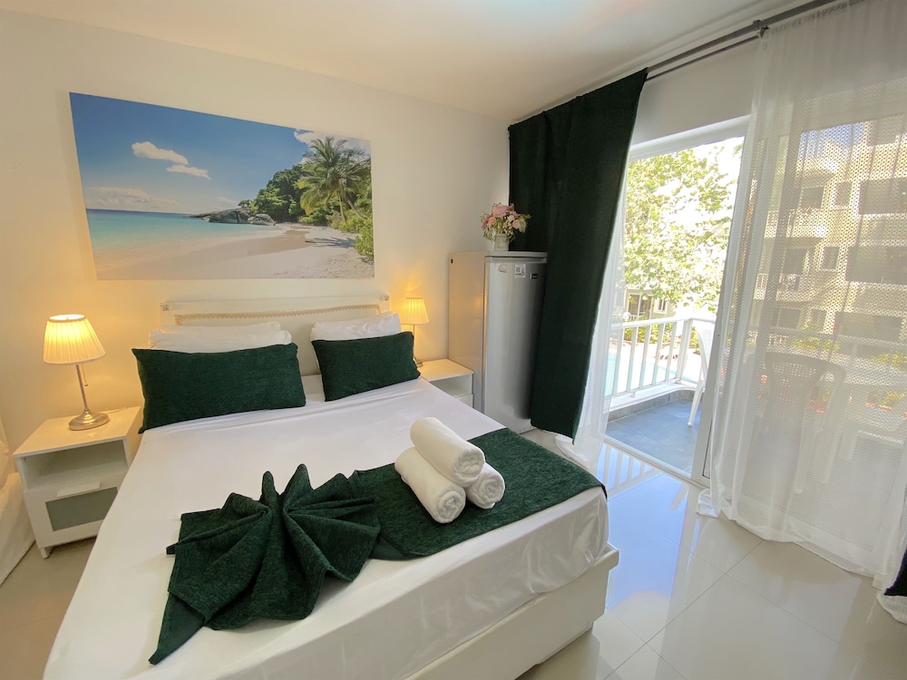 Tropicana Suites Deluxe Beach Club & Pool 20/50