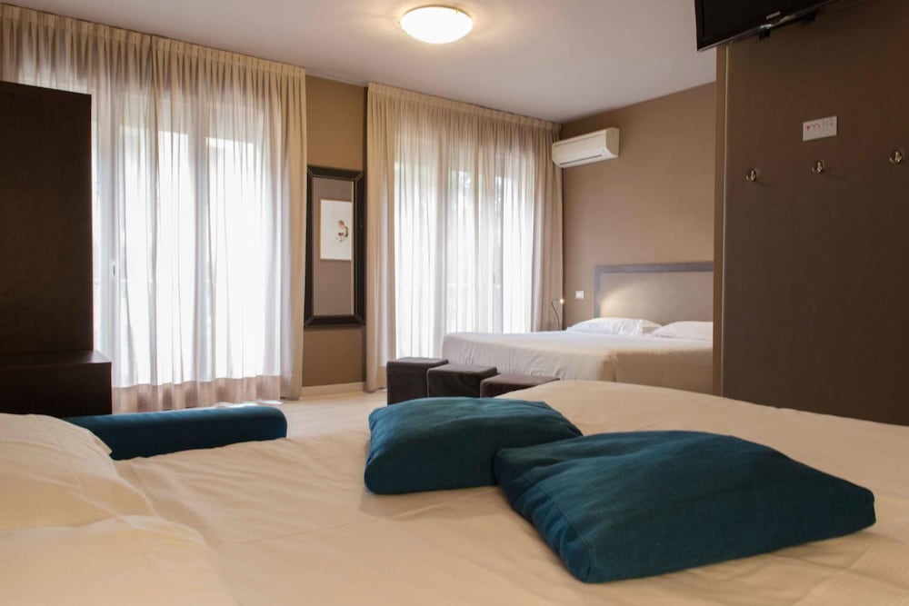 M14 Hotel 37/56