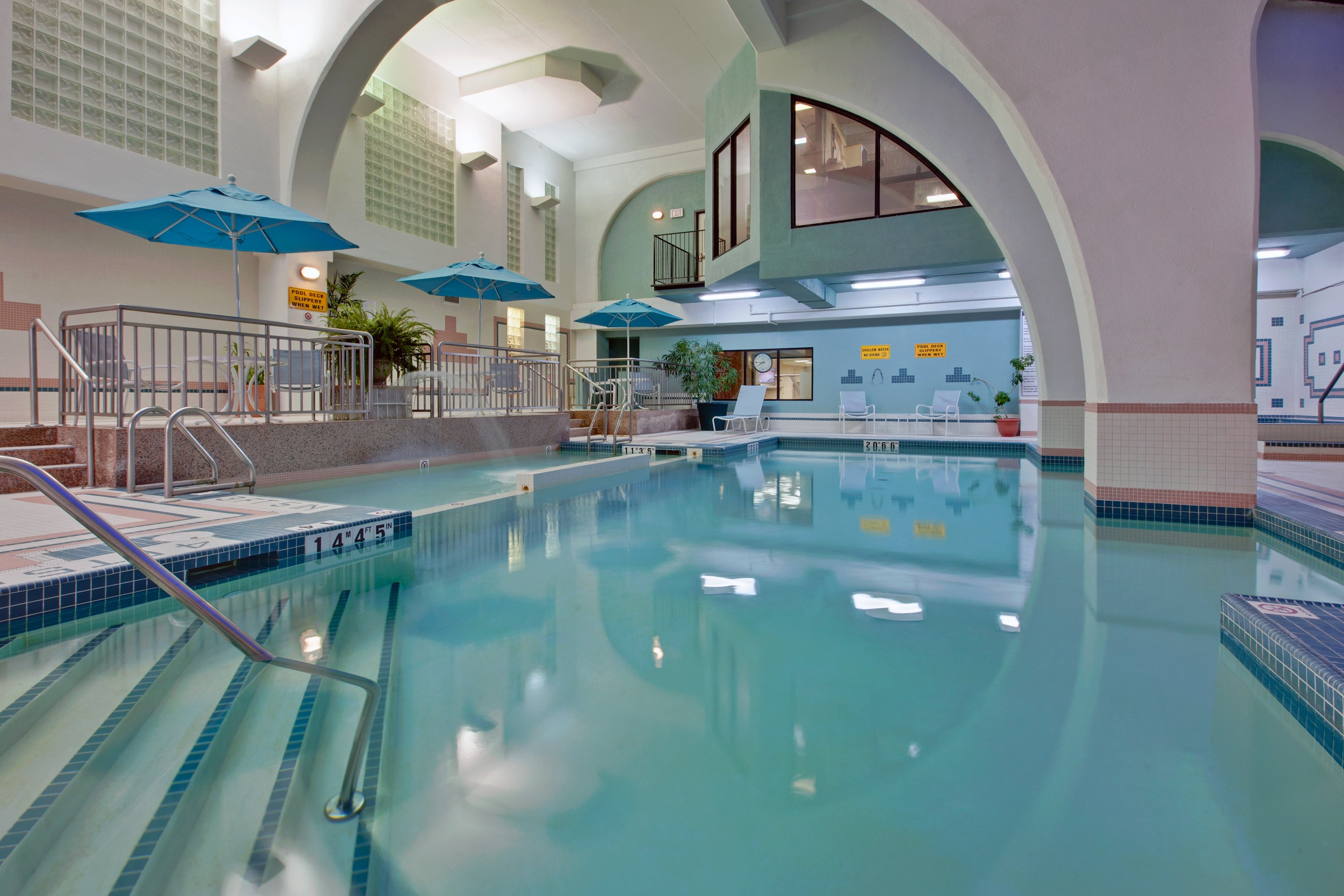 Holiday Inn Suites Windsor Ambassador Bridge 33/72