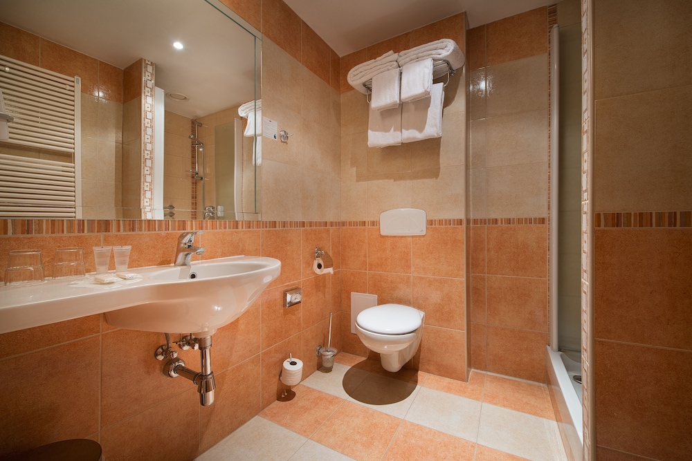 MAXIMILIAN LIFESTYLE RESORT 45/50