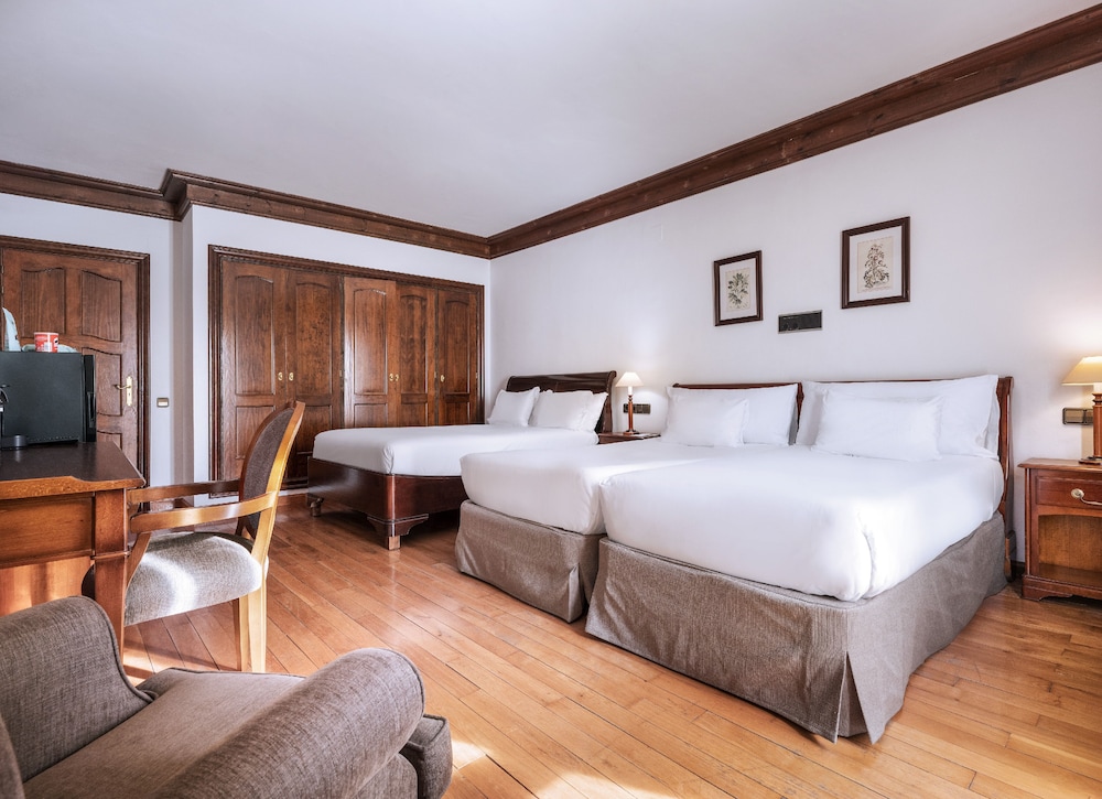 غرفة عائلية بسرير مزدوج وسريرين منفصلين، Hotel de Tredos Baqueira Affiliated by Melia 2/4