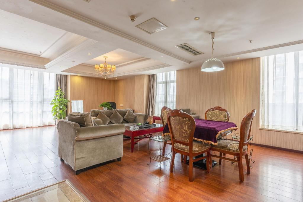 Vienna Hotel (Chongqing Changshengqiao Metro Station) 35/53