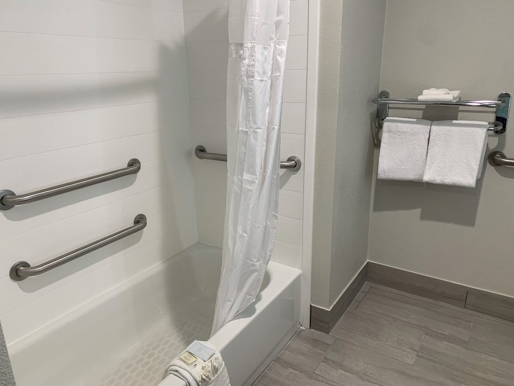 Quality Suites 46/46