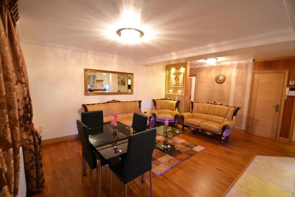 Hyde Park Suites 18/29