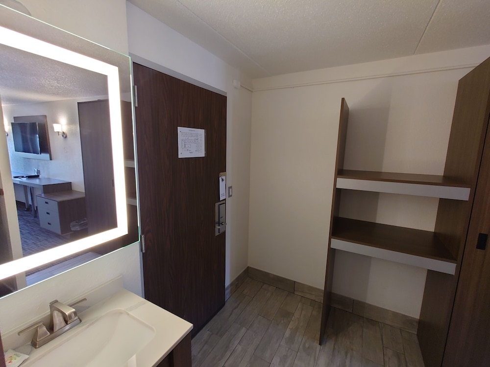 Reagan Resorts Inn 28/29