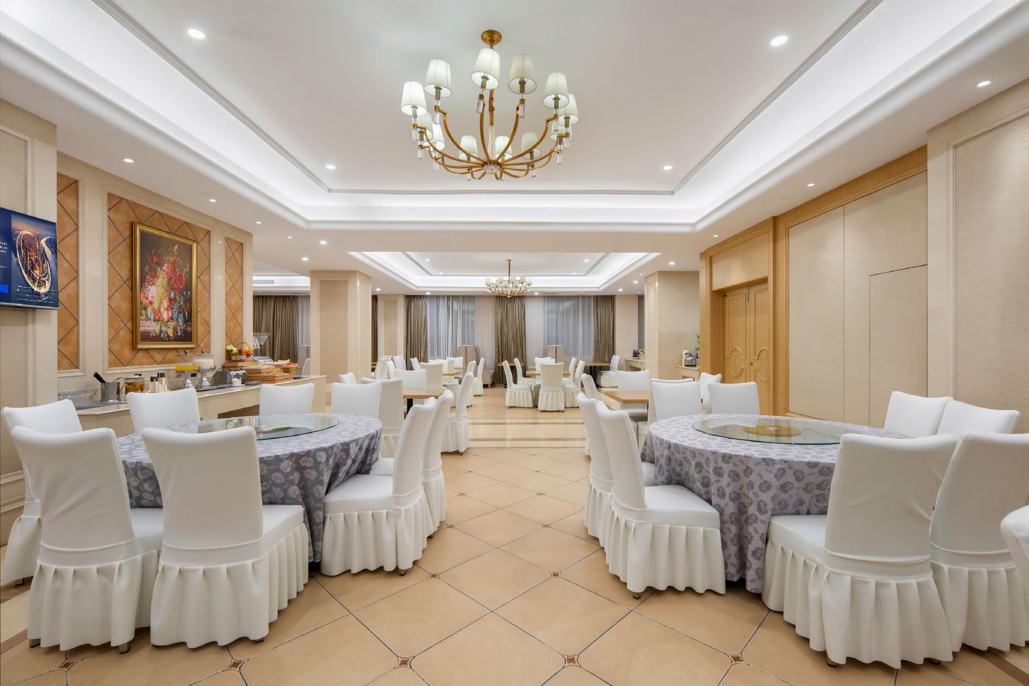 Vienna International Hotel (Huanggang Normal College Ruitian Plaza) 36/39