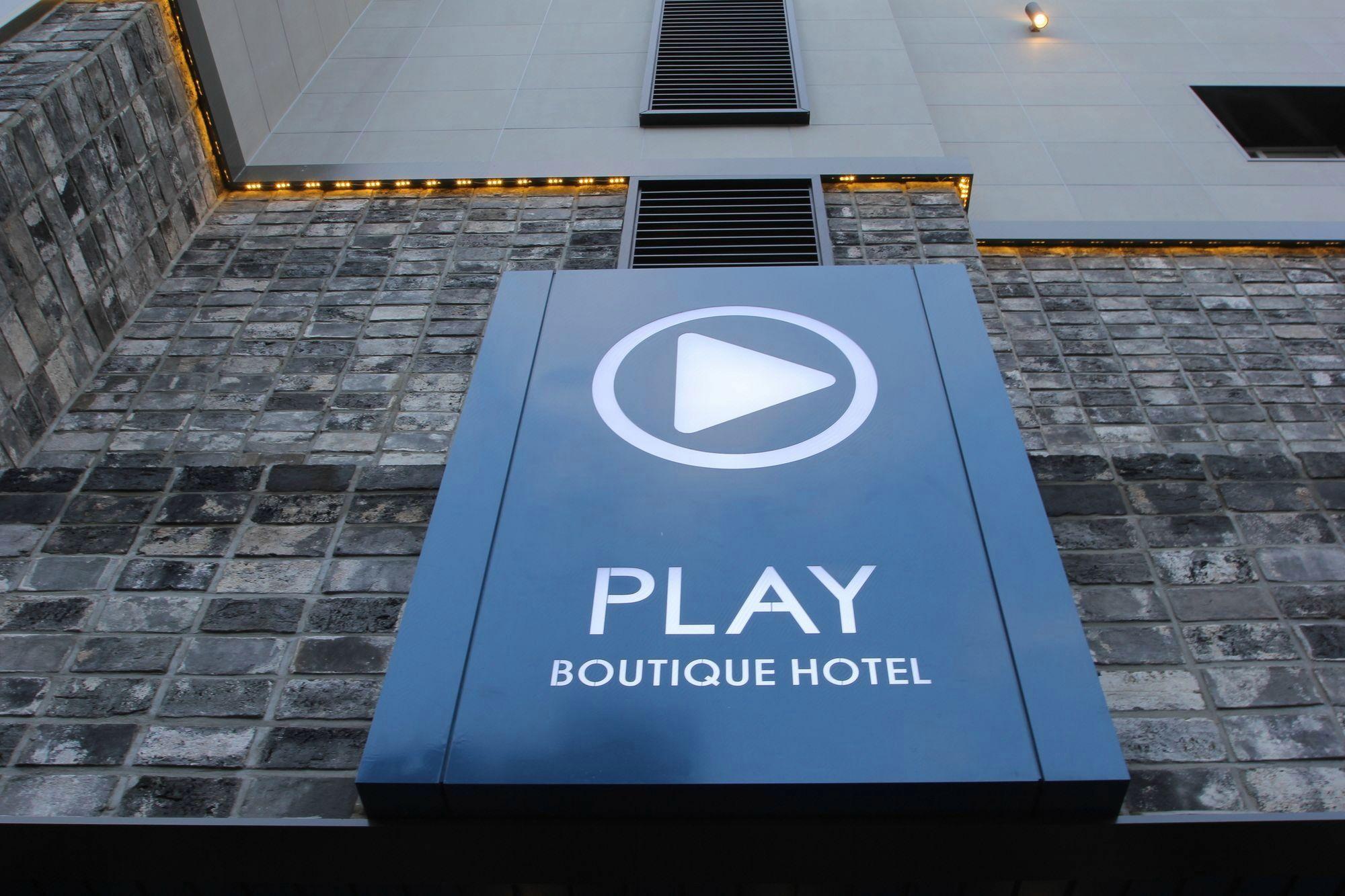 Play Hotel 11/76